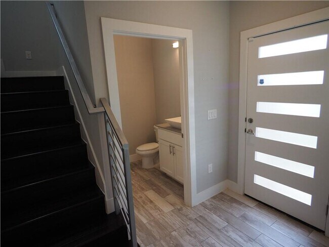 Building Photo - Modern 2 bed/2.5 bath Central Austin Home