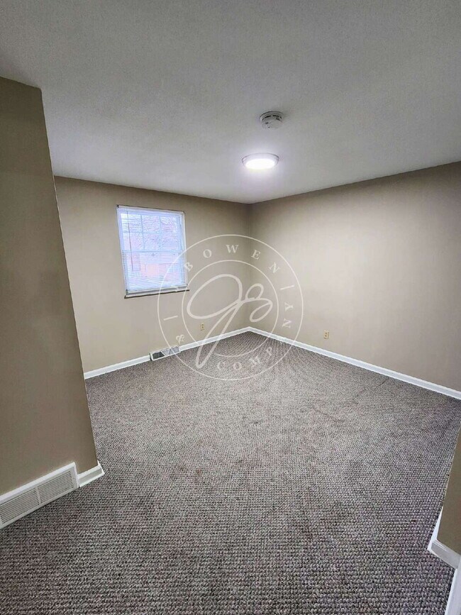 Building Photo - Sylvania Schools! Spacious 2-story, 3-bedroom, 2-bath home offering over 1,200 sq. ft. of living ...