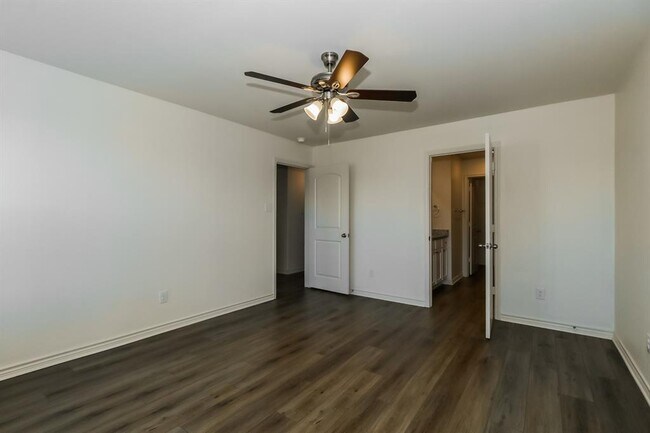 Building Photo - 200 Cres Park Dr