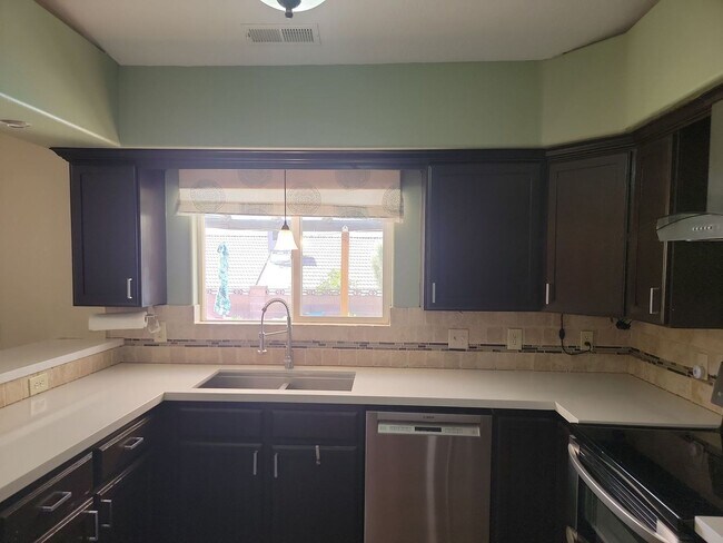 Building Photo - Stunning 4 Bedroom Home in Ivins with Red ...