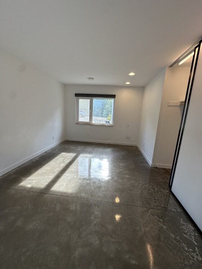 Building Photo - 3 Bed 2 Bath West Linn Property w/large yard