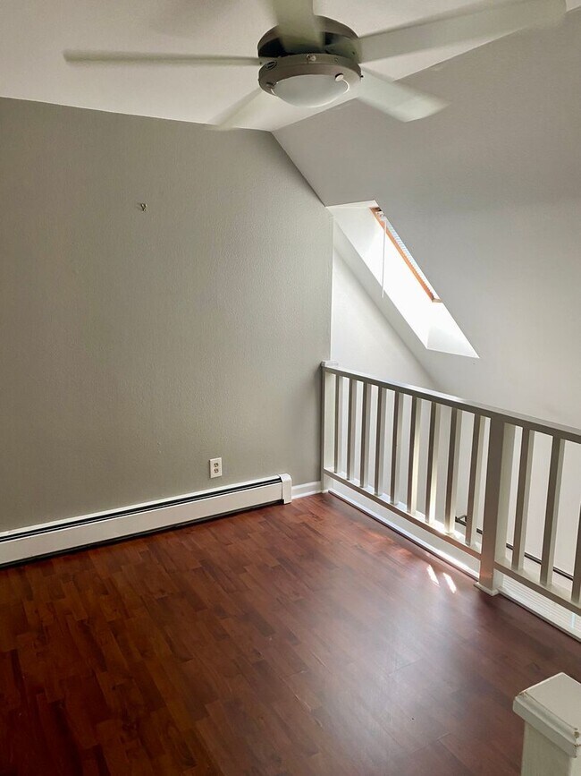 Building Photo - Lofted one bedroom condo, close to everything!