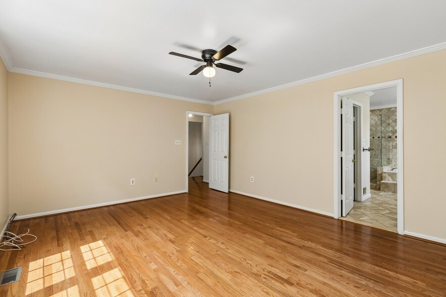 Building Photo - 820 Chatsworth Dr
