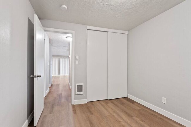 Building Photo - MOVE IN SPECIAL 1ST MONTH RENT FREE!! 2 bedroom unit!!