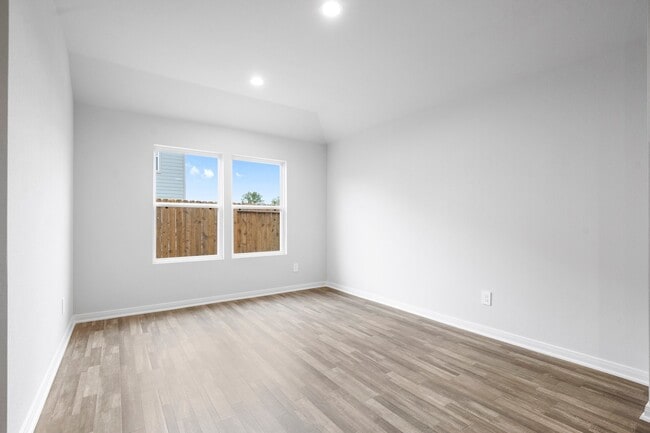 Building Photo - 102 Avalon Dr