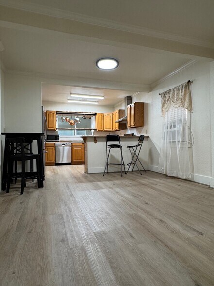 Building Photo - 712 E Washington St