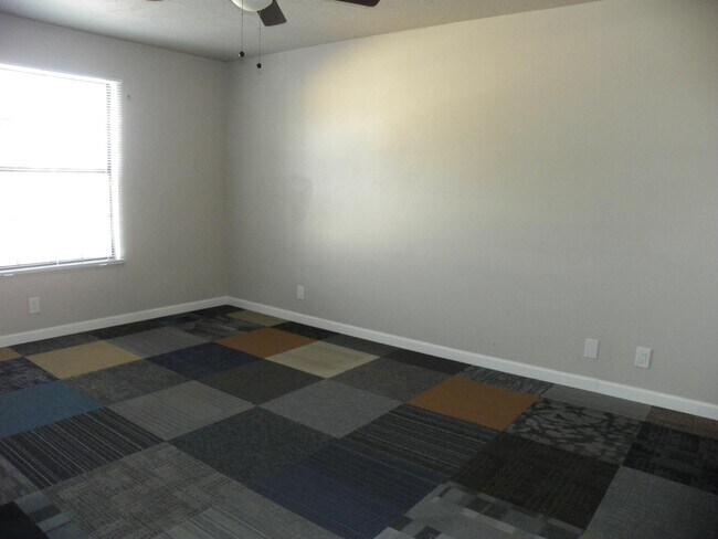 Building Photo - 811 Country Club Dr SE