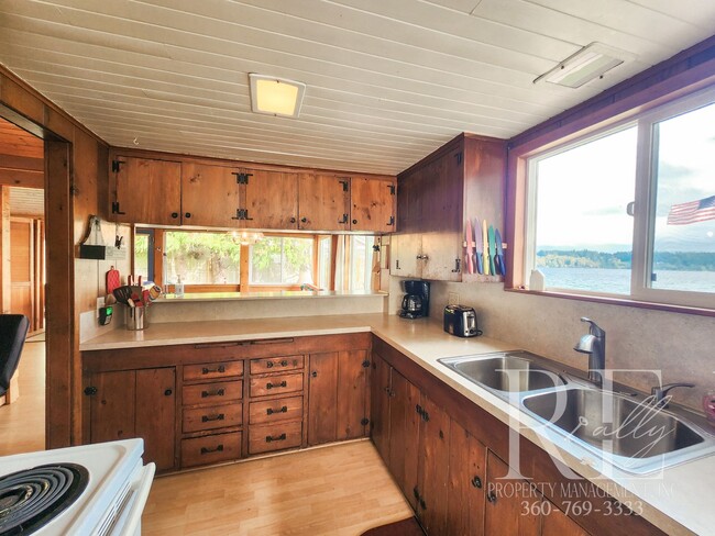 Building Photo - Charming Waterfront Retreat in Poulsbo, Wa...