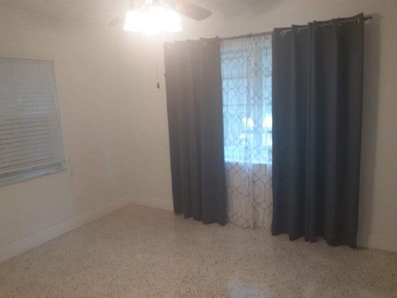 Building Photo - 117 SE Solaz Ave