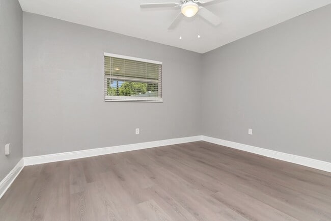 Building Photo - Totally Remodeled Duplex w/ New Fenced Bac...