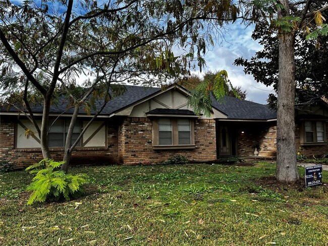 Building Photo - 1025 Cloverdale Ln