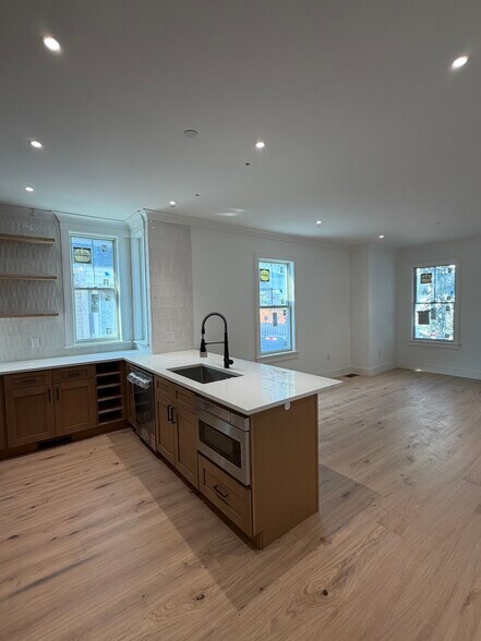 Building Photo - 5 Thurston St
