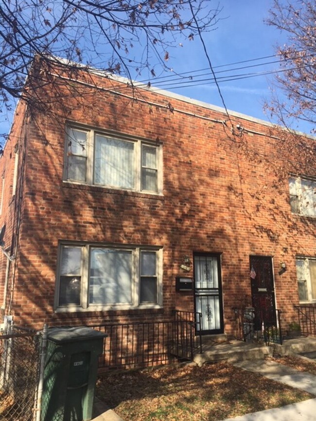 Primary Photo - 556 49th Pl NE