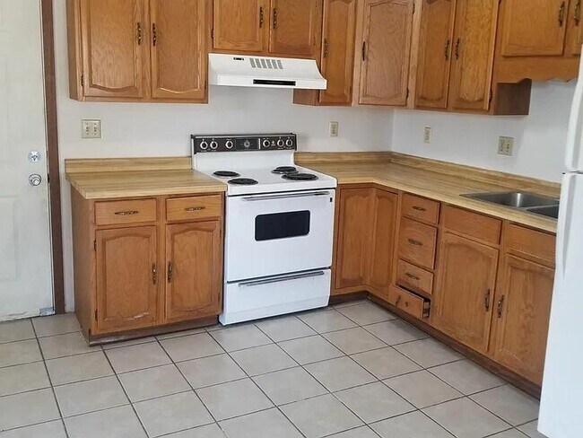 Building Photo - 612 King St