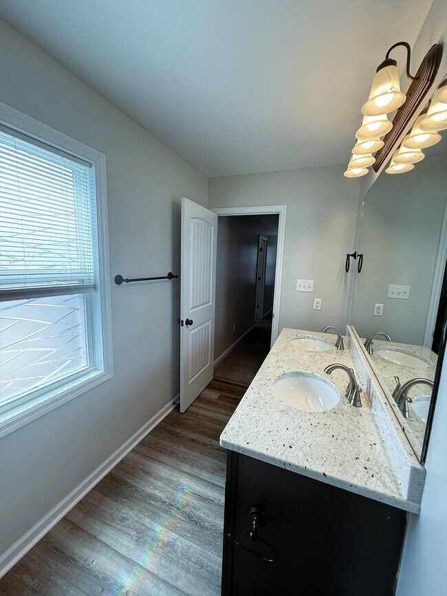 Building Photo - 308 E Franck St