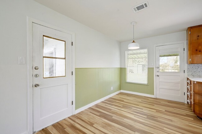 Building Photo - Charming 3 Bed 2 Bath Hyde Park Home for A...