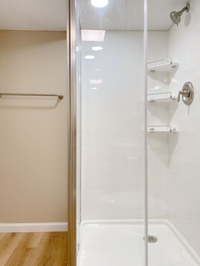 Building Photo - Beautifully updated 5 bed 2 bath house $2200 *MOVE IN SPECIAL*