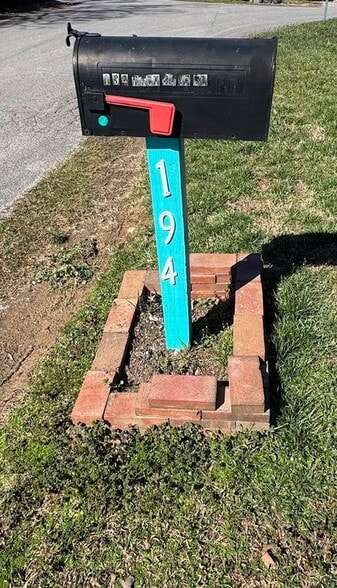 Building Photo - 194 E Pine St