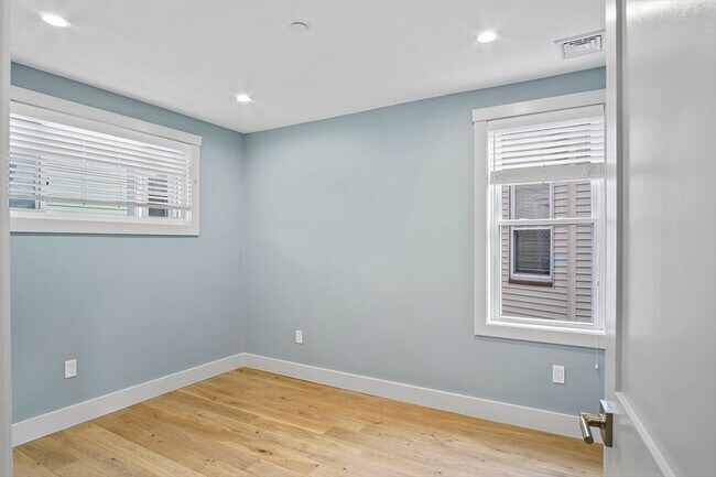 Building Photo - 26 Crescent Ave