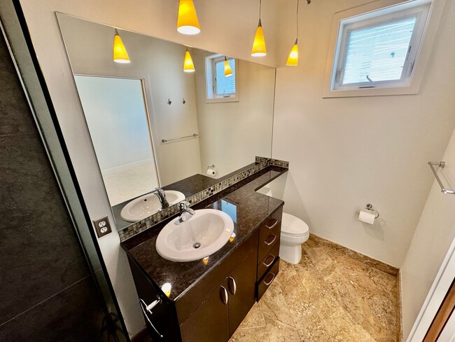 Building Photo - Stunning Fremont Townhome - Incredible Loc...