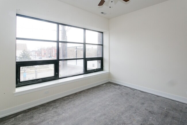Building Photo - 4300 W Montrose Ave