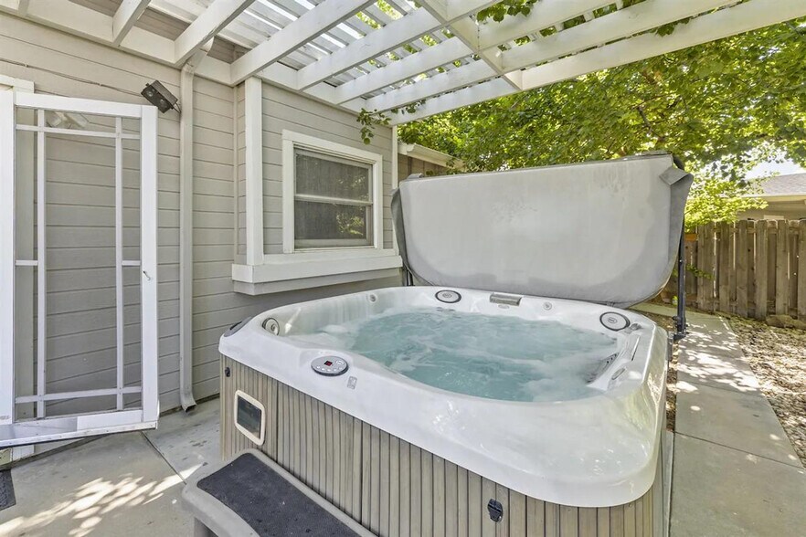 Building Photo - 2416 S Tiger Lily Dr