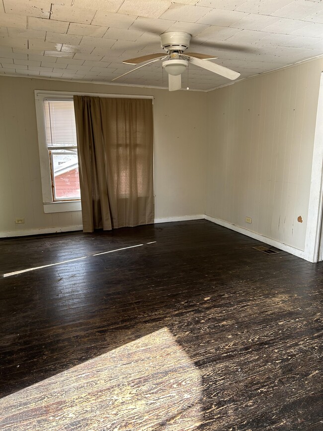 Building Photo - 604 Calcote Ave