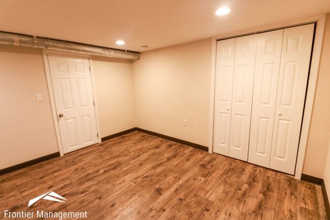 Building Photo - Awesome 5 Bedroom home near campus and Agg...