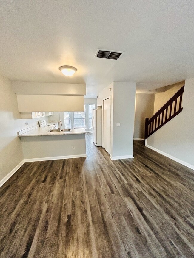 Building Photo - 5664 Bennington Dr