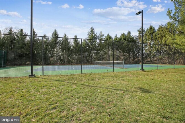 Building Photo - 10010 Vanderbilt Cir