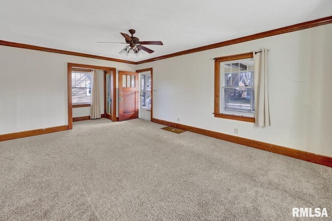 Building Photo - 2601 W Kenwood Ave