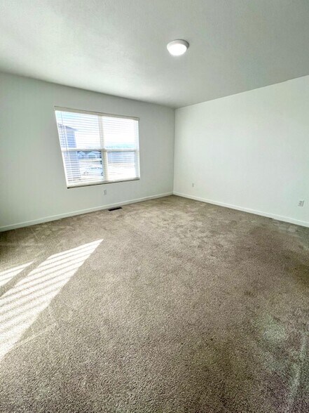 Master Suite w/ Walk-In Shower & Walk-In Closet - 800 Hoffman Hills Blvd