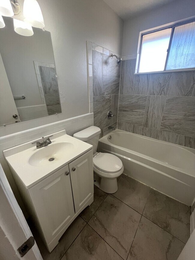 Building Photo - Updated 2-Bedroom Upper Unit – Lakewood