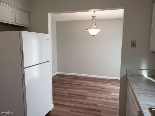 Building Photo - 2 br, 1.5 bath Townhome - 1451 S Center Rd