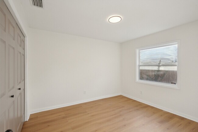 Building Photo - 3911 King Dr