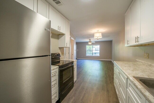 Building Photo - Gorgeous 4 BR 3 BA Town House Right By FSU and TCC!