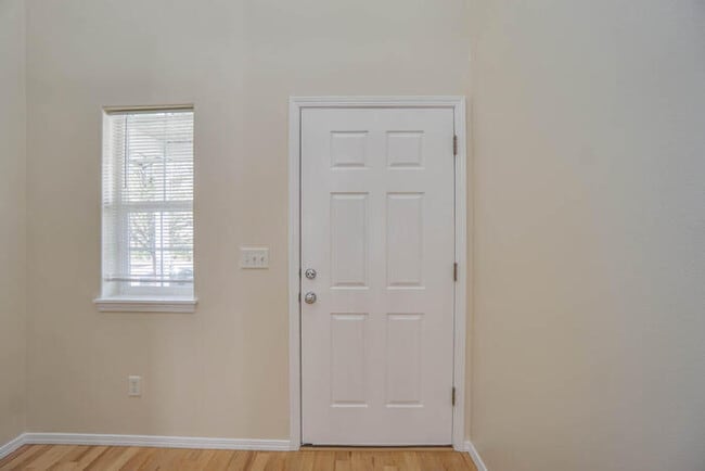 Building Photo - THREE BEDROOM WITH FENCED YARD