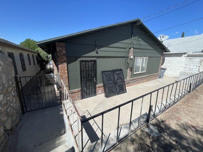 Building Photo - 1518 Lawton Dr