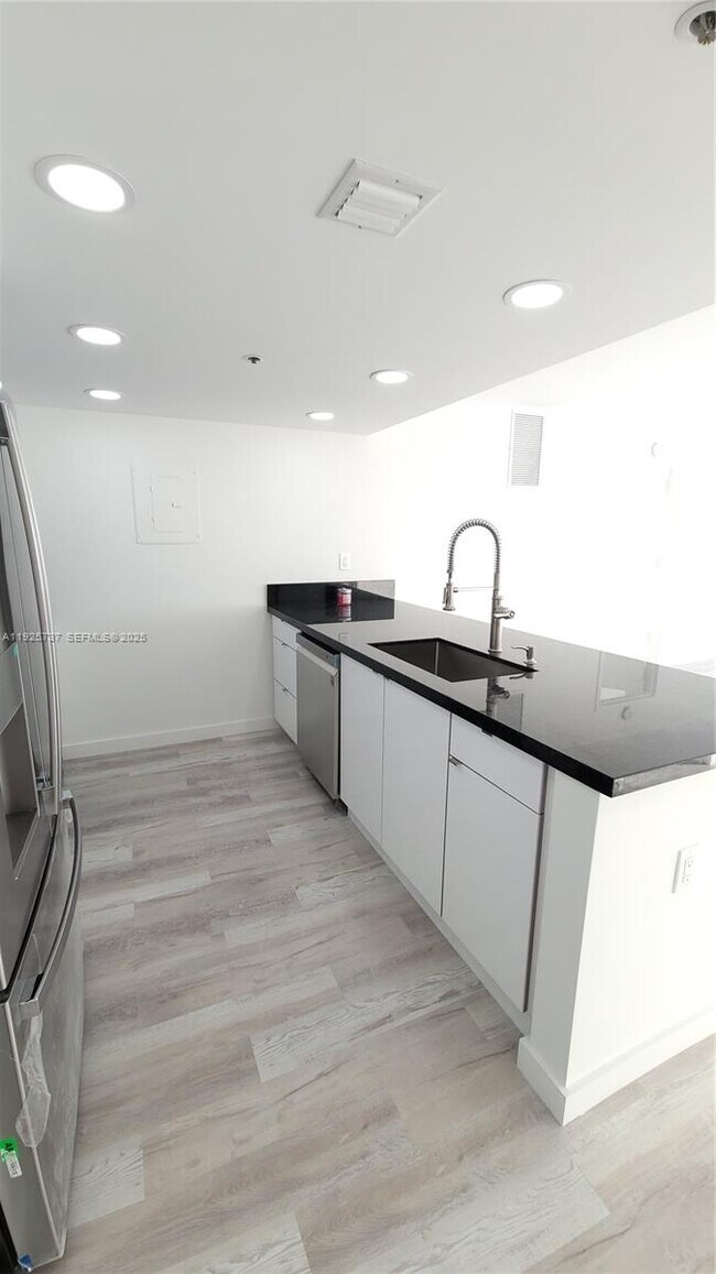 Building Photo - 7601 E Treasure Dr