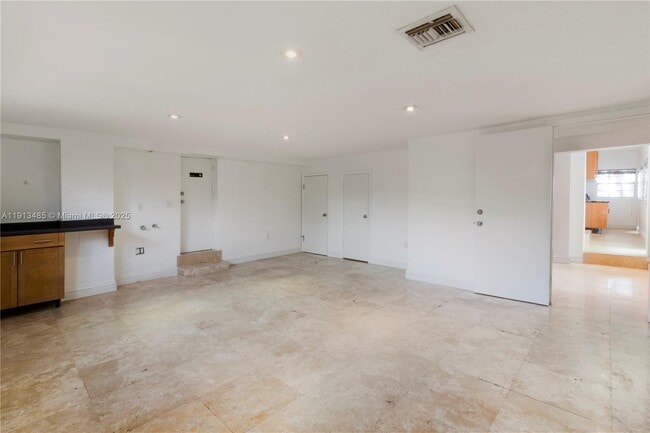 Building Photo - 1700 Bay Dr