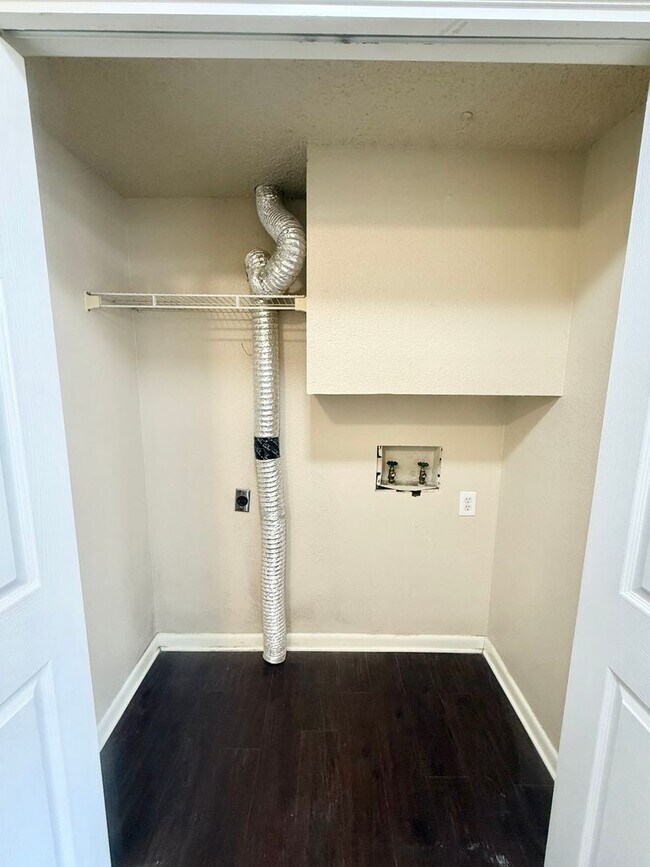 Building Photo - 2-bed/2-bath off Eagles Nest