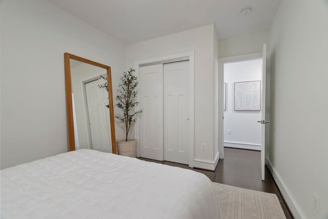 Building Photo - Bright One Bedroom plus Den near Metro in ...