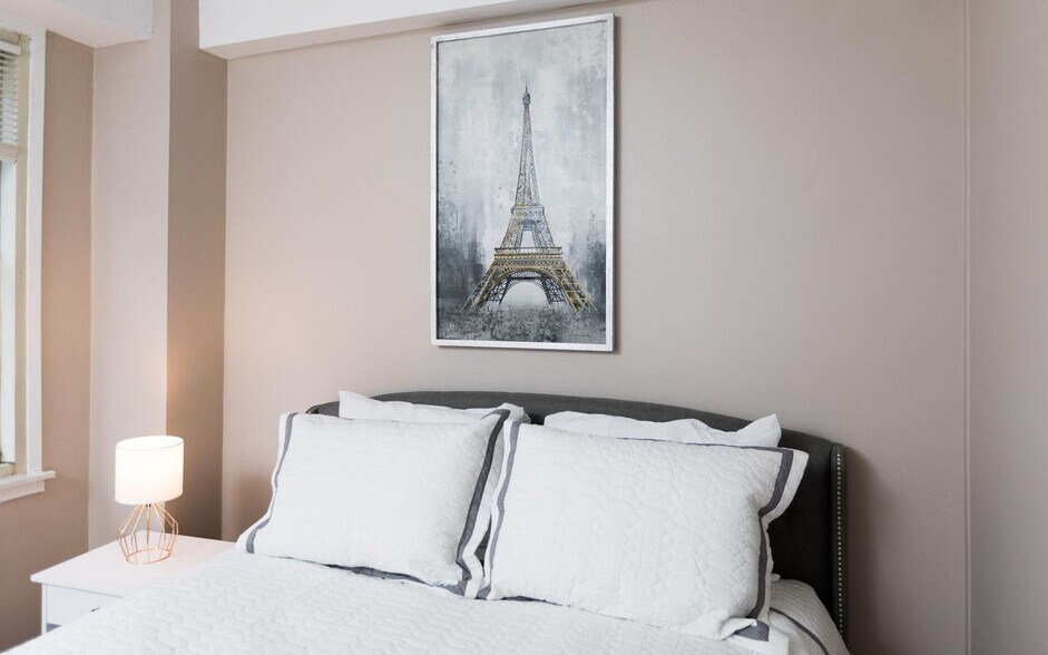 Building Photo - 240 E 81st St