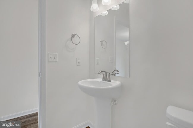 Building Photo - 2609 Maplewood Cir