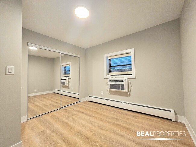 Building Photo - 553 W Stratford Pl