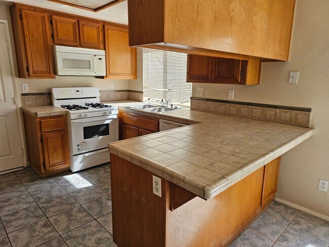 Building Photo - Nice 3 BR in Great MoVal Neighborhood