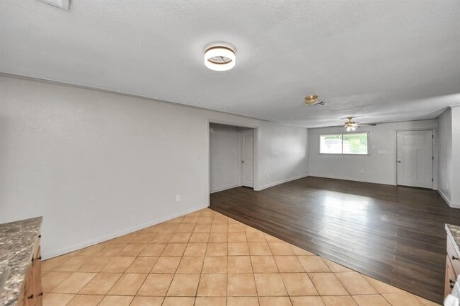 Building Photo - 914 Kress St
