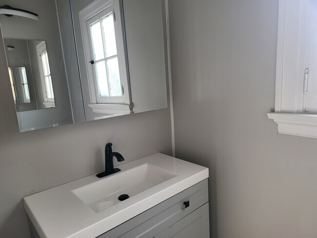 Building Photo - 226 E 16th Ave