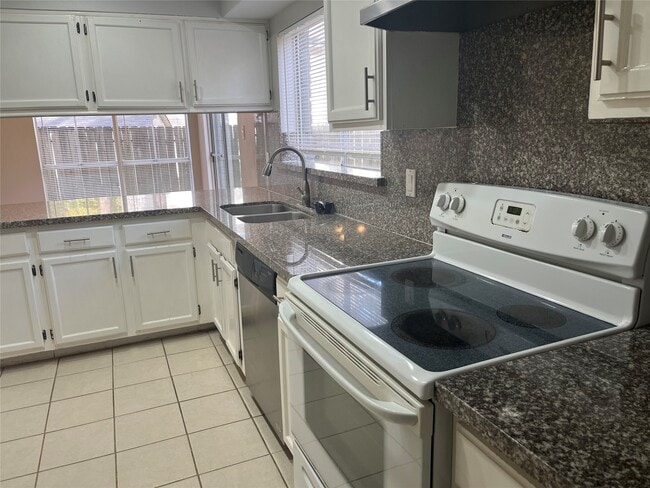 Building Photo - 65 Yewleaf Rd