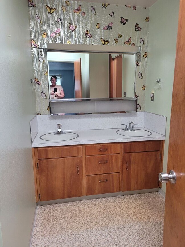 Building Photo - Large 3 Bedroom, 2 Bath Home